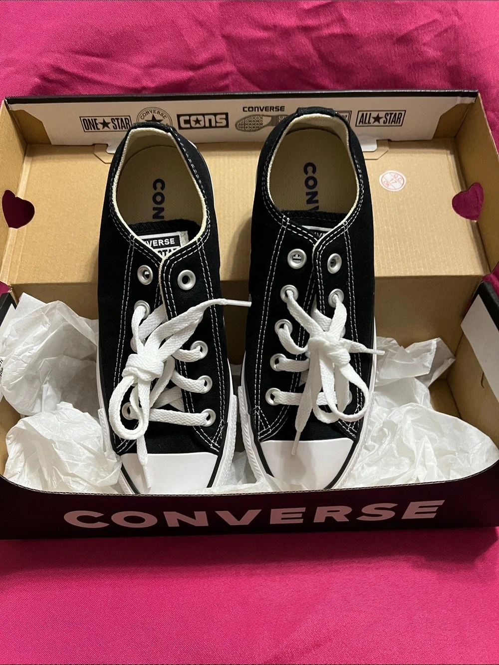 Converse Women’s size 6 classic low tops ,Black and White